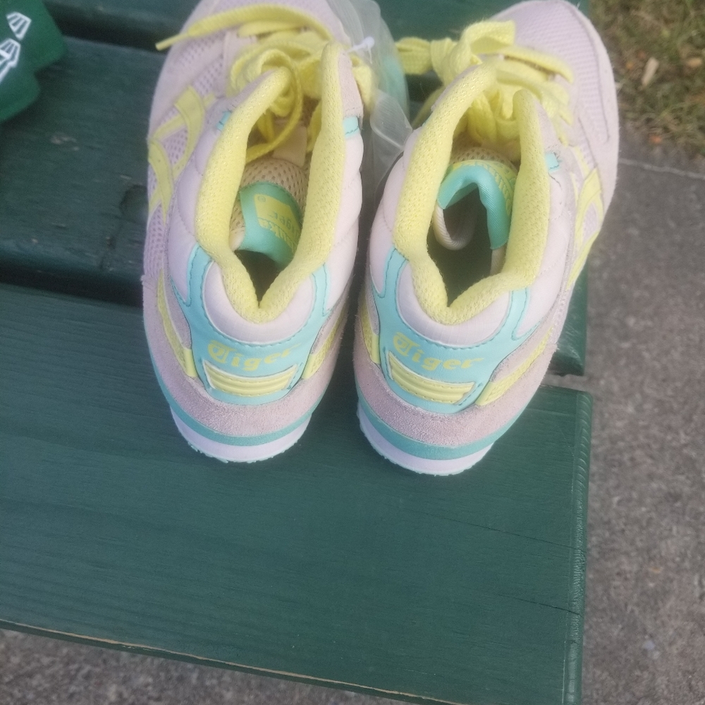 Assics women Shoes 7 us High top